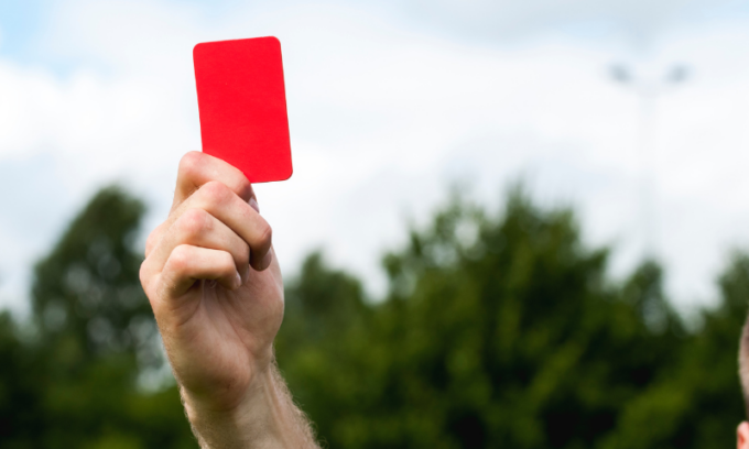 Padre picchia l’arbitro che aveva espulso suo figlio: denunciato