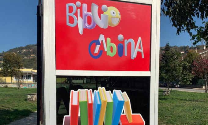 La vecchia cabina telefonica rivive e si trasforma in biblioteca