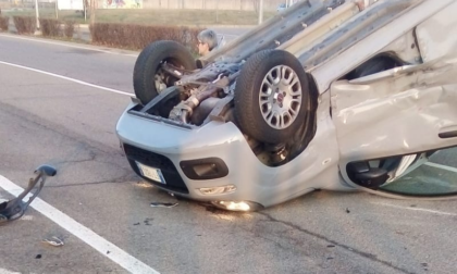 Schianto davanti al cimitero, l'auto si ribalta in mezzo alla strada