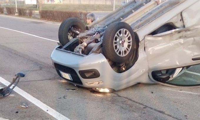 Schianto davanti al cimitero, l’auto si ribalta in mezzo alla strada