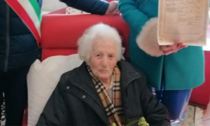 L’abbraccio di Canonica ad Adele Maria Mapelli che ha compiuto 100 anni