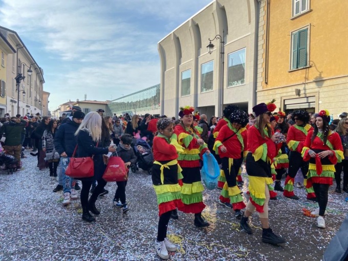 Carnevale a Treviglio, grande folla per la sfilata dei carri