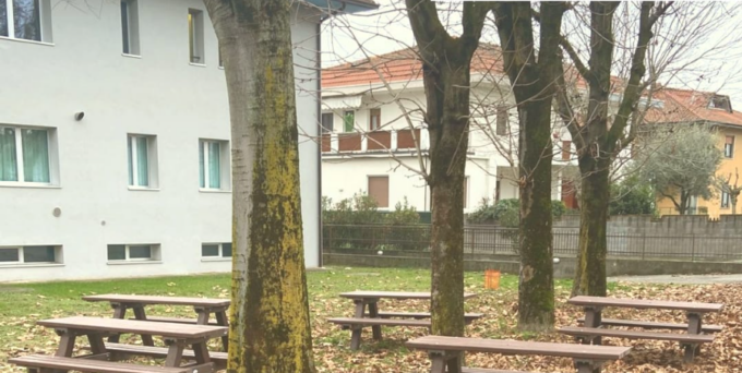 Nuovi alberi e tavoli in giardino: la scuola media ha la sua aula nel verde