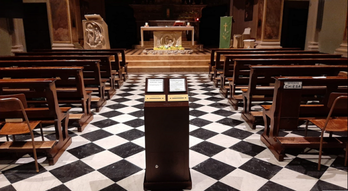 Dopo il furto in chiesa un benefattore dona una nuova bussola per le offerte