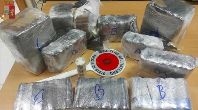 Nella borsa della spesa aveva oltre 13  chili di hashish: arrestato bergamasco