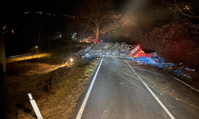 Esce di strada e si ribalta col Tir, morto autista di 55 anni