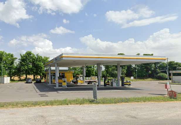 Ripuliscono la cassa self service del distributore con un’aspirapolvere