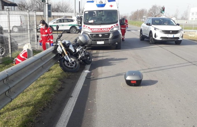 Tampona una motocicletta e scappa, 28enne di Fornovo nei guai