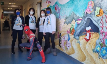 Spiderman in Pediatria per incontrare (e premiare) i veri supereroi