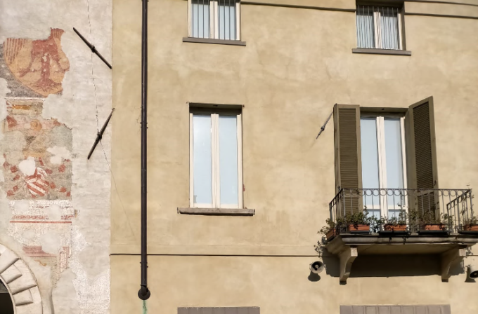 La persiana si stacca dal muro del Municipio, tragedia sfiorata