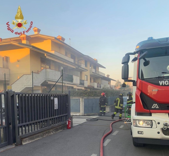 Incendio nel box auto, quattro intossicati