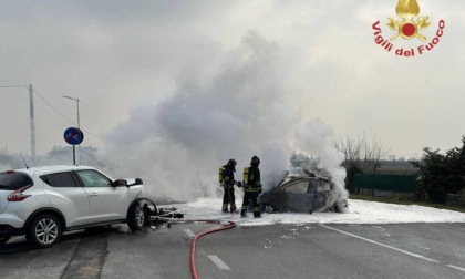 Schianto all'incrocio con via Calvenzano, auto divorata dalle fiamme: ferita una 23enne