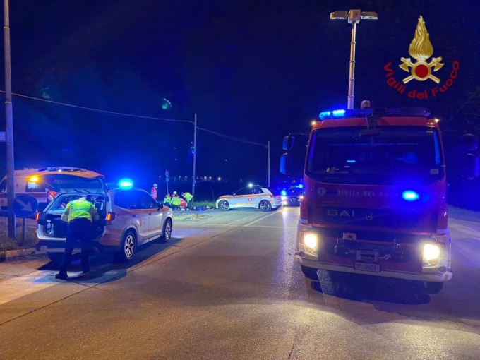 Tremendo schianto tra auto e moto sulla Francesca, muore un 17enne