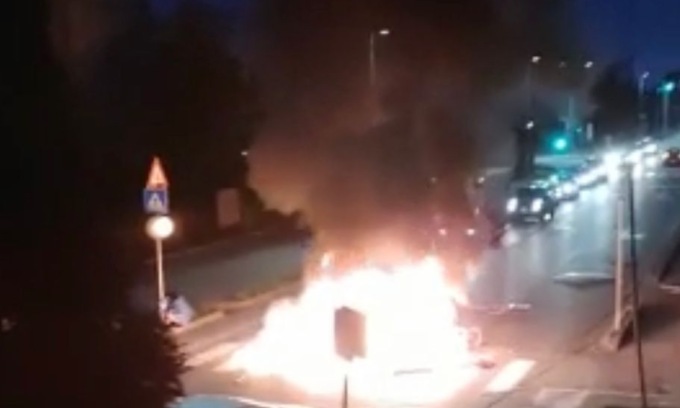 Dà fuoco a mobili e materassi in mezzo alla strada, denunciata una 42enne