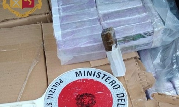 Tradito dal ruotino di scorta: arrestato 55enne italiano, in auto 150 kg di hashish