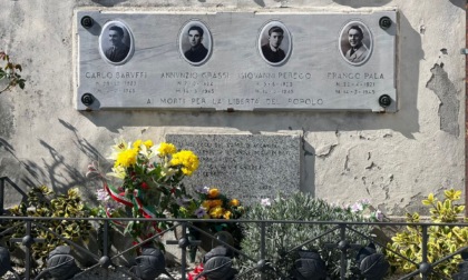 Fiori alla lapide dei quattro partigiani uccisi nel 1945