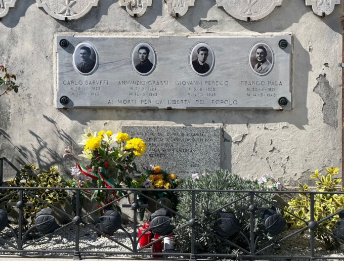 Fiori alla lapide dei quattro partigiani uccisi nel 1945