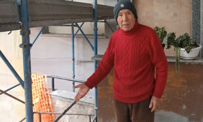 Ottantenne coraggioso mette in fuga il ladro colpendolo con la scopa