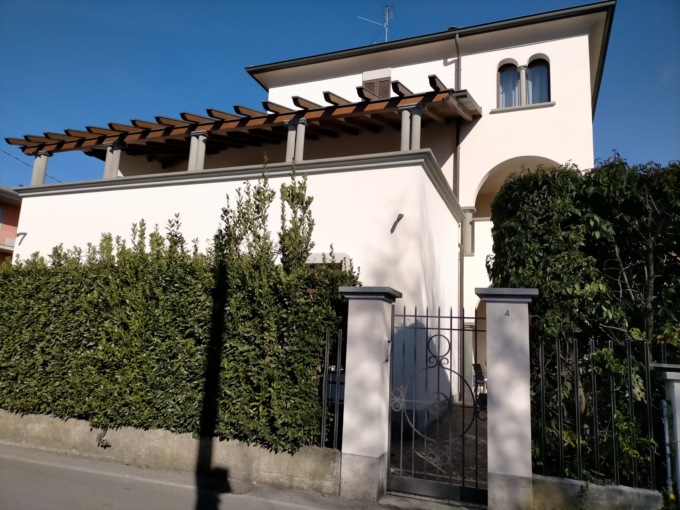 Sorprende i ladri in casa e viene preso a botte: finisce in ospedale