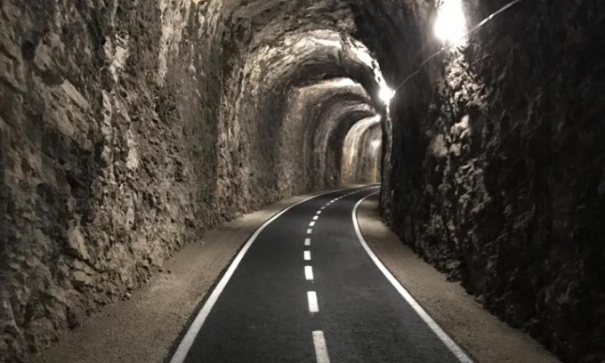 Investito da un ciclista pirata in galleria, grave pedone