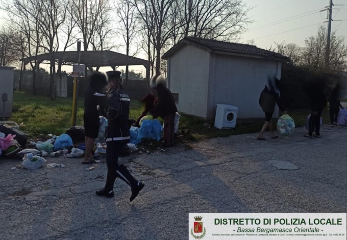 Condominio non differenzia i rifiuti, inquilini obbligati a ripulire il piazzale