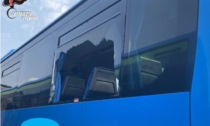 Sull'autobus senza biglietto, insultano l'autista e sfondano il vetro con un sasso: tre denunciati