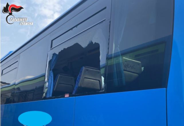 Sull’autobus senza biglietto, insultano l’autista e sfondano il vetro con un sasso: tre denunciati