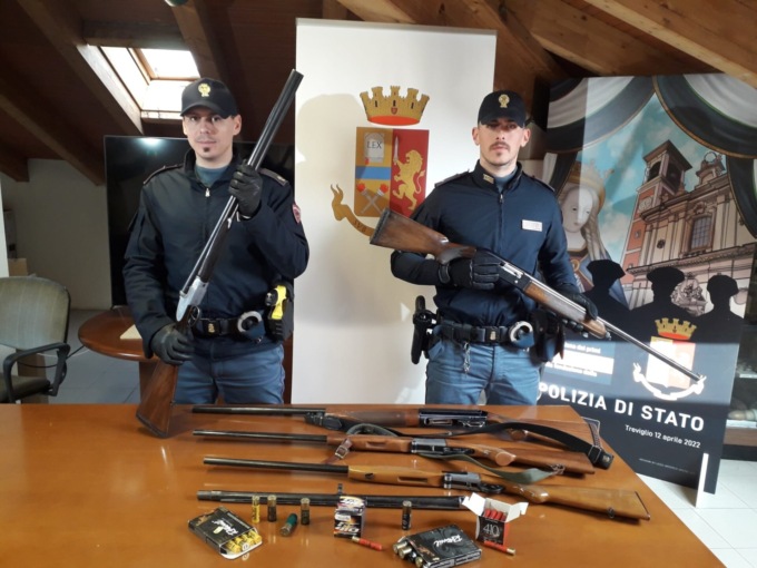 Rapina un’anziana con il coltello, denunciato. In casa, un arsenale