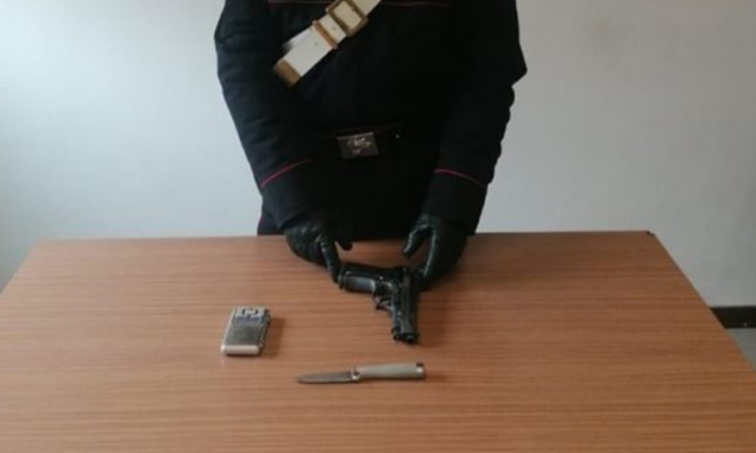 Marijuana e scacciacani nascoste nel box di casa, arrestata