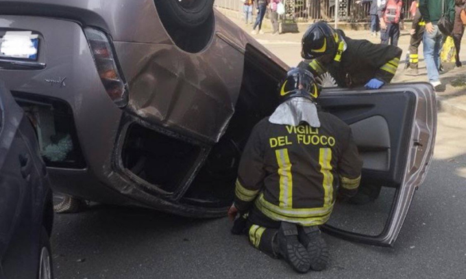 Si ribalta con l’auto, 78enne estratta dai Vigili del fuoco