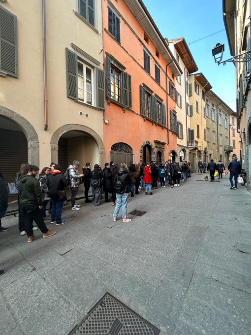 Borgo Pignolo è diventata Diagon Alley: lunghe code per incontrare l’attore di Harry Potter