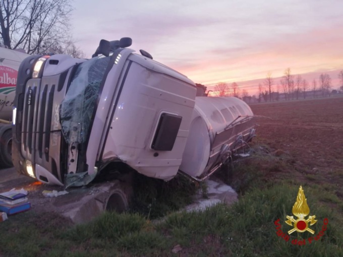Camion cisterna di ribalta, paura a Pumenengo
