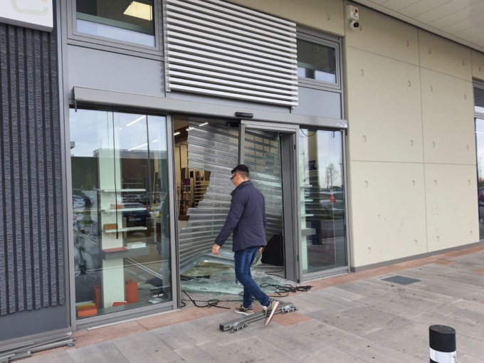 Sfondano la vetrina con l’auto: razzia nel negozio di ottica
