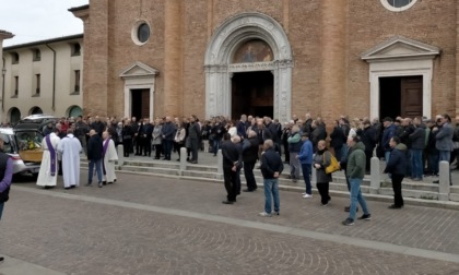 Folla ai funerali di Beniamino Degani: "Ha saputo fare impresa costruendo rapporti"
