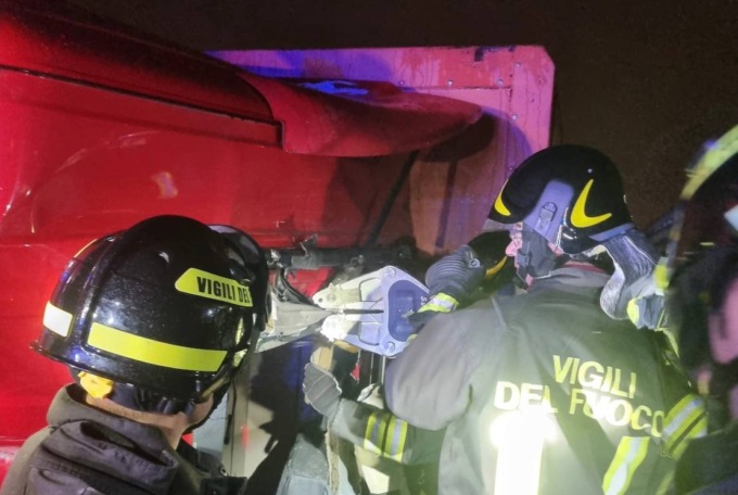 Camion si ribalta in autostrada A4