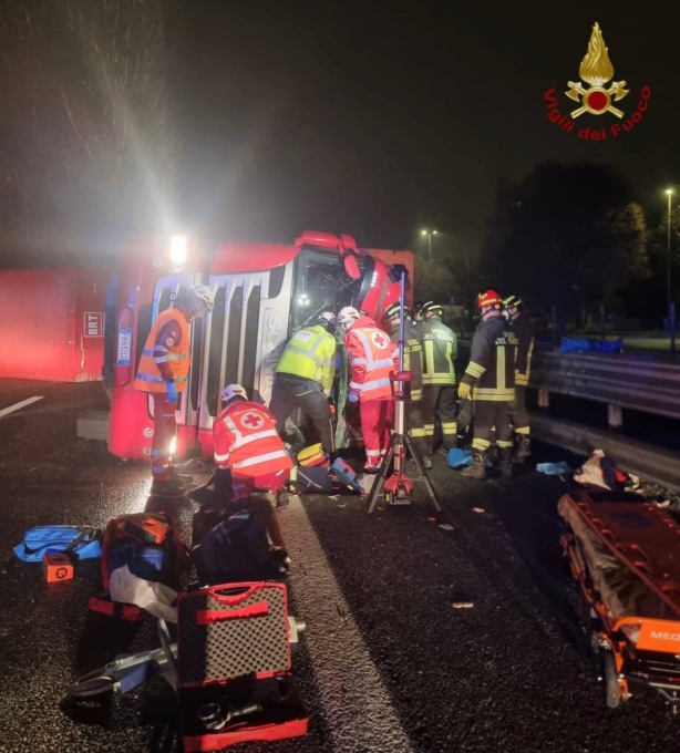 Dalmine: Camion Si Ribalta In Autostrada A4 - Prima Treviglio