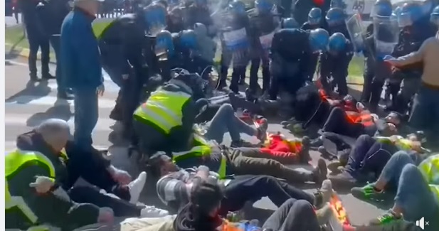 Logistiche, nuovo presidio dei lavoratori Usb a Calcio: interviene la Polizia