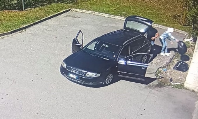 Abbandonano rifiuti, identificati non pagano le multe e il Comune gli riporta i sacchi in giardino