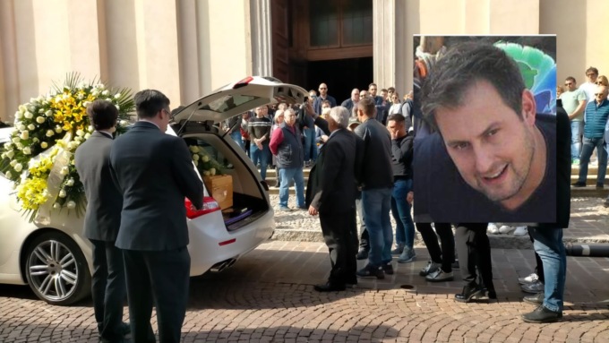 L’ultimo saluto a Giordano Saccenti, morto a 38 anni per un malore in casa