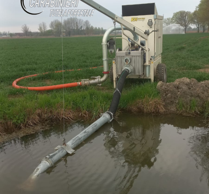 Siccità in Lombardia, c’è chi comincia a “rubare” l’acqua: sanzionato agricoltore