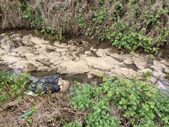 Sostanze inquinanti nella sorgiva, la denuncia: “Quelle acque finiscono nelle coltivazioni”