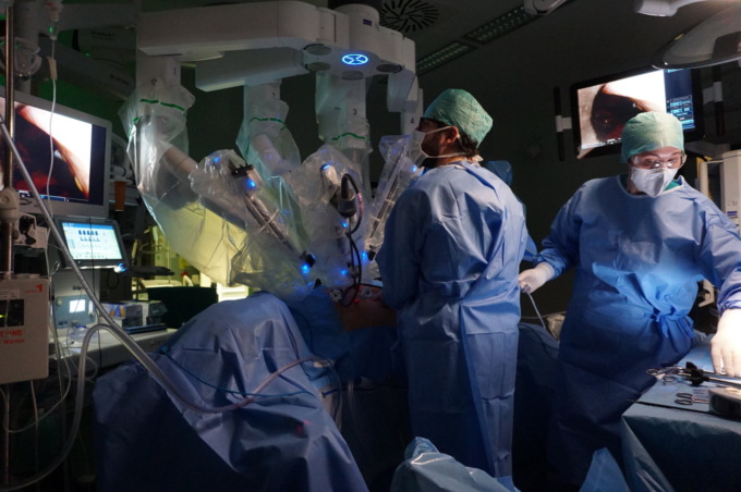A 91 anni operato con il robot chirurgico per un tumore allo stomaco a Bergamo