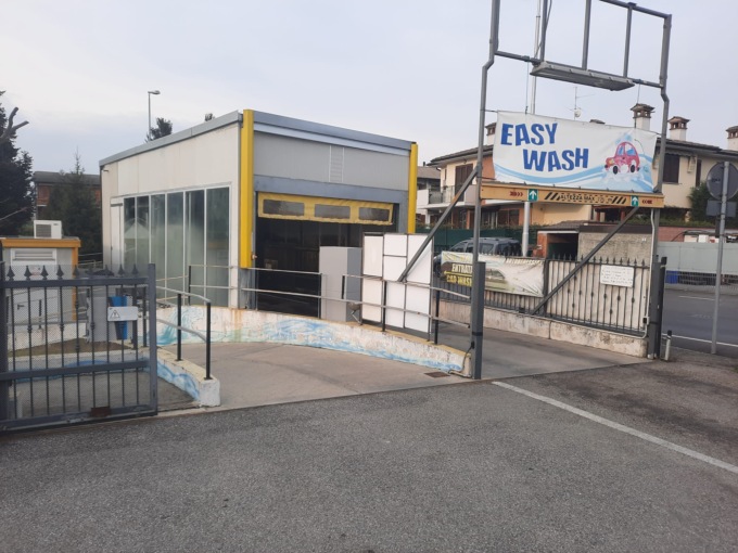 Ennesimo incidente sul lavoro, 42enne cade da una scala in un autolavaggio