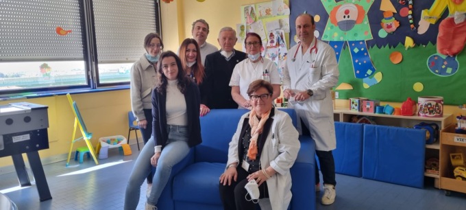 Pediatria di Treviglio, grazie ad Abio una poltrona-letto per accudire i bimbi