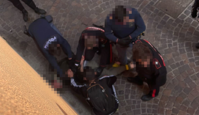 Treviglio, follia in via Roma: minaccia i negozianti urlando “Sono Dio”