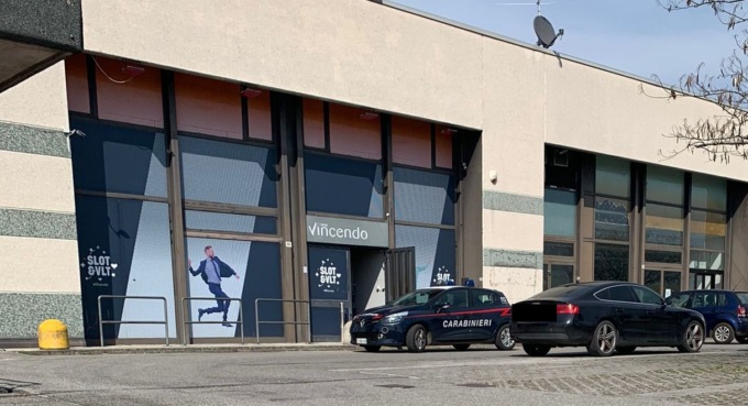Rapinatore in sala slot, ferisce la commessa e fugge con l’incasso di 30 euro