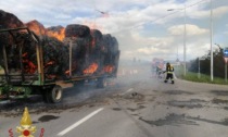 Balle di fieno in fiamme sul bilico: paura a Cividate