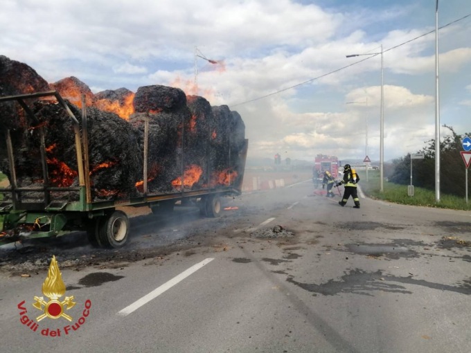 Balle di fieno in fiamme sul bilico: paura a Cividate