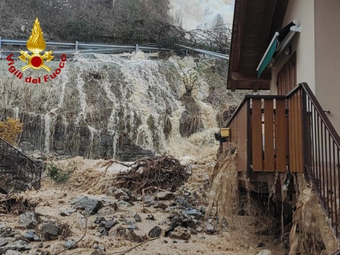 Frana su Ardesio, decine di famiglie isolate in Val Seriana