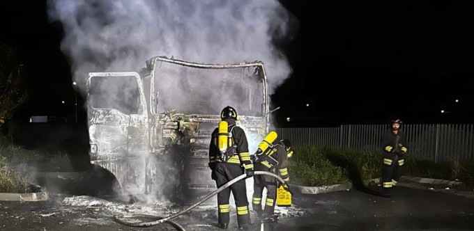 Camion in fiamme nella notte
